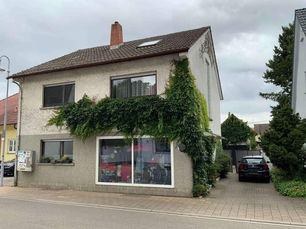 Vielseitiges 1-2-Familiehaus mit schönem Garten und großer Garage Vielseitiges 1-2-Familiehaus mit schönem Garten und großer Garage