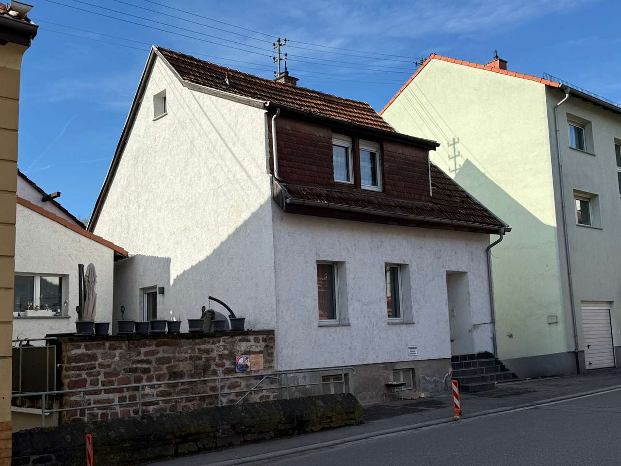 Seltene Gelegenheit: Zwei Häuser auf großem Grundstück mit Entwicklungspotenzial Seltene Gelegenheit: Zwei Häuser auf großem Grundstück mit Entwicklungspotenzial